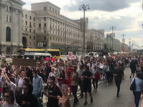 В Минске две многотысячных колонны людей приближаются к Дому правительства