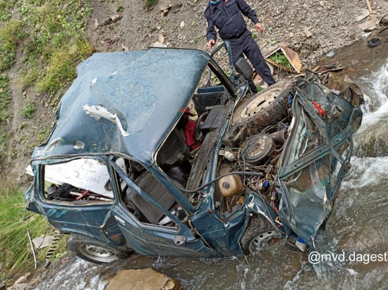 В Дагестане автомобиль упал в обрыв