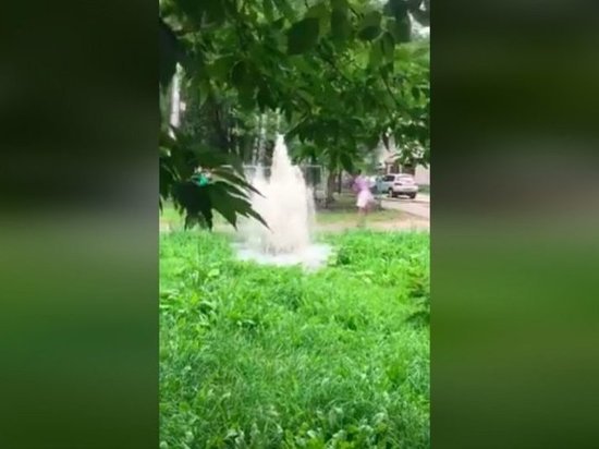 Внезапный фонтан появился на ул. Коммунаров в Ижевске