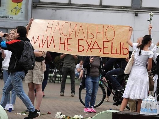 Хабаровчане вышли на шествие с лозунгом "Живе Беларусь!"