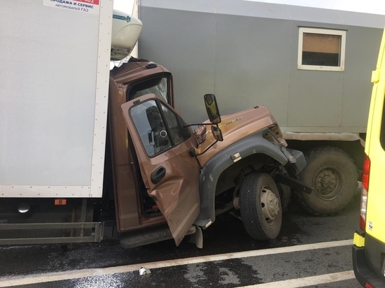 В столкновении грузовиков под Тверью погиб один человек и пострадали двое