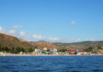 Крымские пляжи, этим летом ставшие вотчиной российских отпускников, местами обескураживают не только своих гостей, но и местных жителей