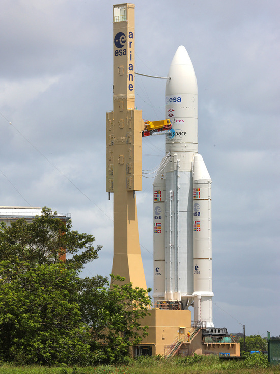 Ракета Ariane 5 с тремя спутниками стартовала с космодрома Куру