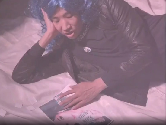Житель Улан-Удэ в синем парике сделал пародию на клип Мэдэгмы Доржиевой