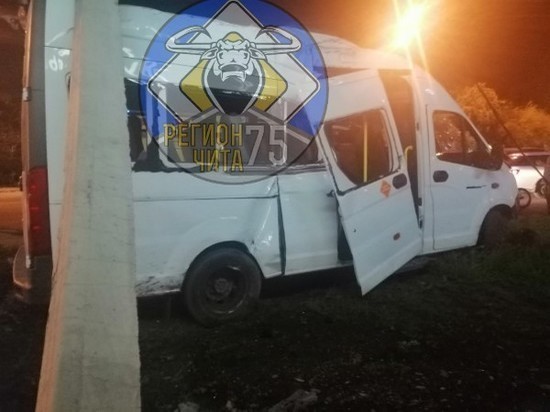 Маршрутка снесла столб в Чите