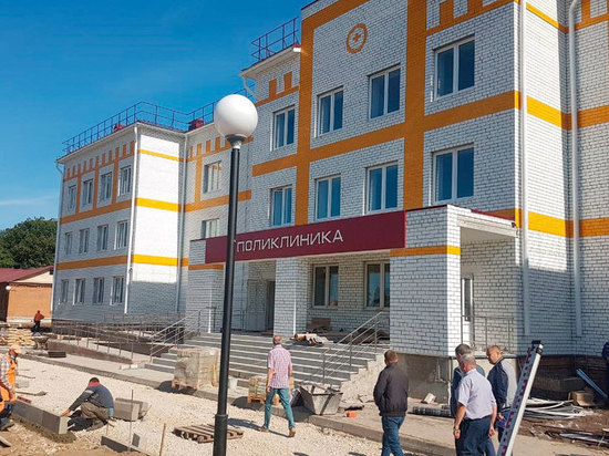 В конце августа завершится строительство поликлиники и ледового дворца в брянском Стародубе