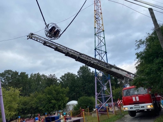 На аттракционе в Екатеринбурге люди застряли на 10-метровой высоте