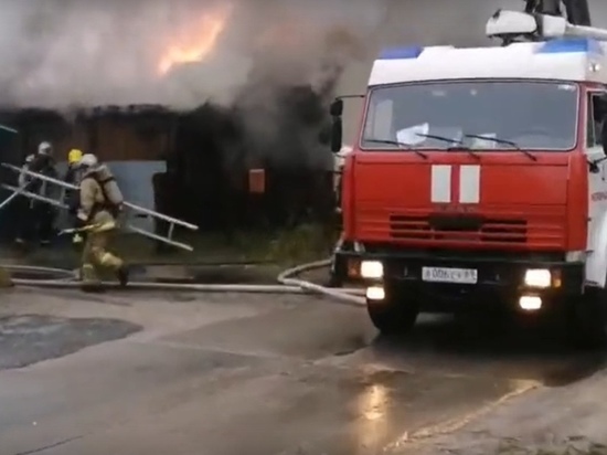 Гаражи и жилой дом: крупный пожар произошел в Ноябрьске