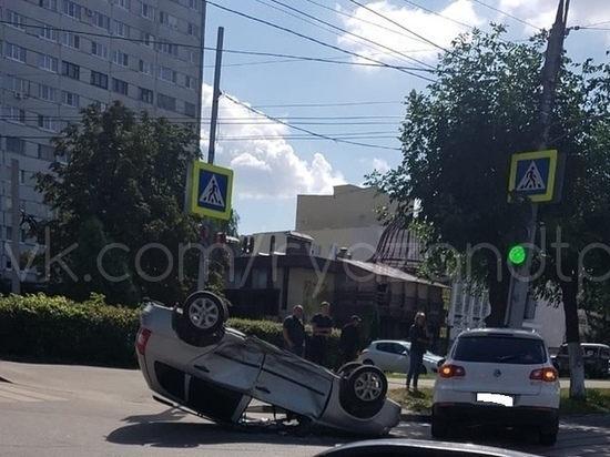 В центре Рязани «Калина» перевернулась на крышу после ДТП