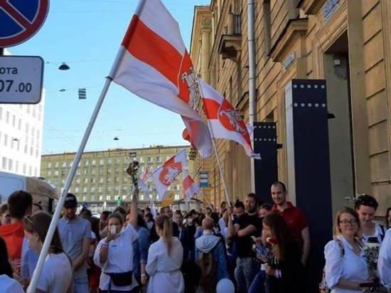 Белорусы в Петербурге протестовали с цветами и песнями
