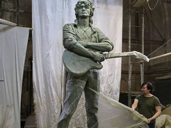 Скульптор из Бурятии сделал памятник Виктору Цою в Санкт-Петербурге