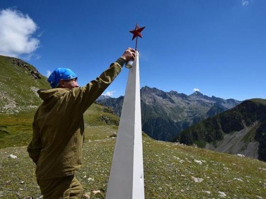 Работники Каскада Кубанских ГЭС отремонтировали памятники в горах Кавказа