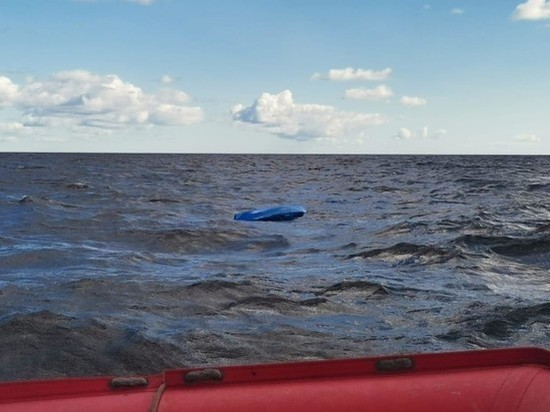 В Кандалакшском заливе опрокинулась лодка с людьми