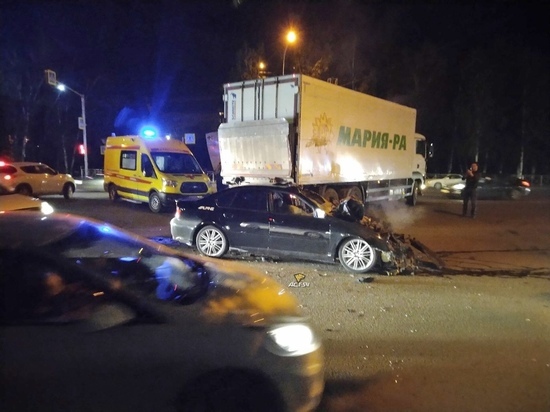 Авария в Новосибирске: ночью Субару на скорости влетел под грузовик