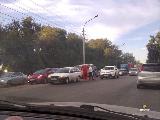 Осталась одна полоса: авария в Новосибирске заблокировала движение