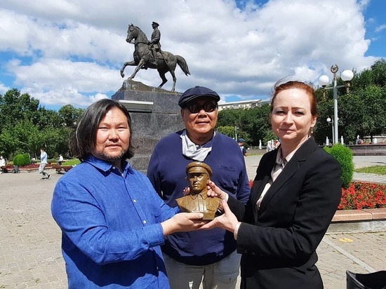 Питерские скульпторы привезли в Бурятию бюст маршала Рокоссовского