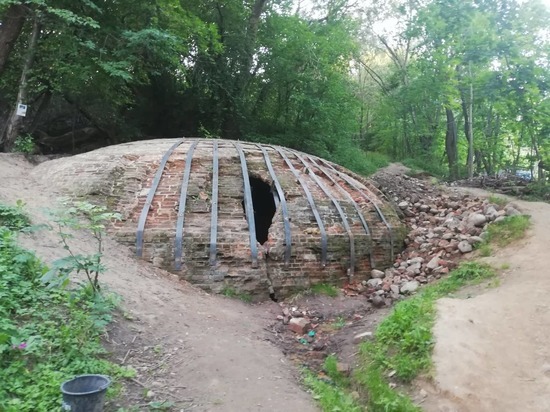 Уникальный резервуар для родниковый воды начали реставрировать в Смоленске