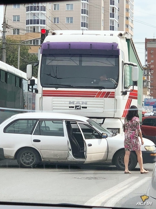 Движение затруднено: фура и иномарка столкнулись в центре Новосибирска