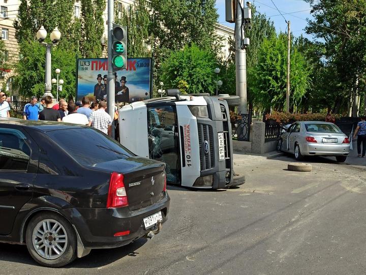 В центре Волгограда перевернулась маршрутка с пассажирами, фото-2 В центре Волгограда перевернулась маршрутка с пассажирами, фото-2