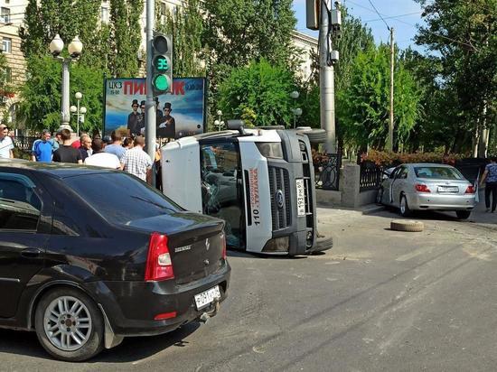 Трое детей пострадали в перевернувшейся в Волгограде маршрутке