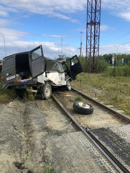 В районе Лабытнанги грузовой поезд протаранил легковушку