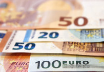 С начала лета российская нацвалюта упала на 10 рублей по отношению к евро и на 6 рублей - к доллару