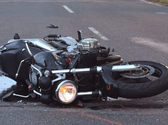 В Твери водитель мотоцикла врезался в легковушку, пока обгонял фургон