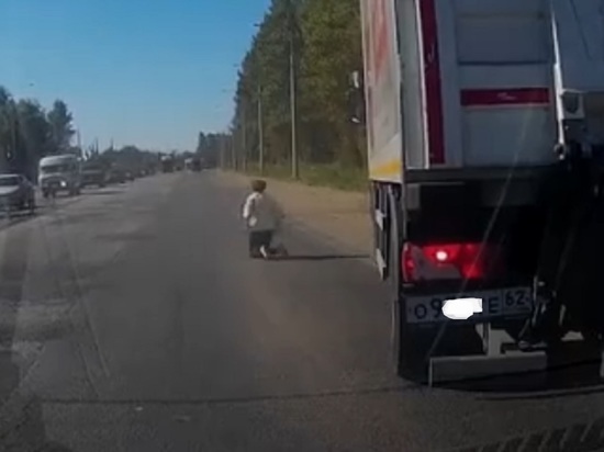 В Ярославле пенсионерку чуть не раскатало фурой
