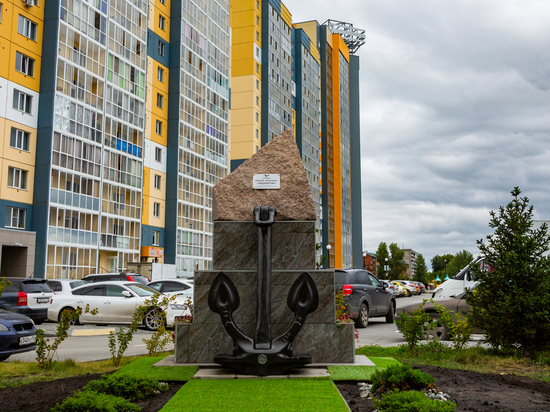 На набережной Новосибирска открыли памятный знак в виде парусника