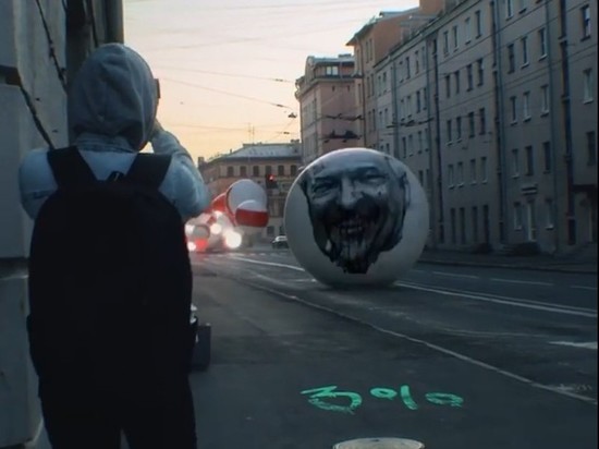 Петербургский digital-художник запустил по улицам Петербурга шар с Лукашенко