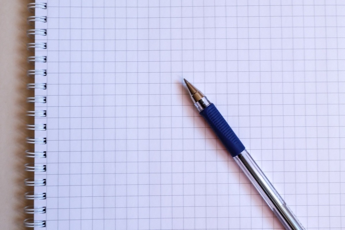 Тетрадный лист с ручкой
