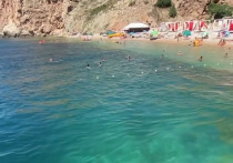 Отдыхающий в Крыму путешественник из России нашел один из самых «идеальных пляжей» на полуострове и снял его на видео