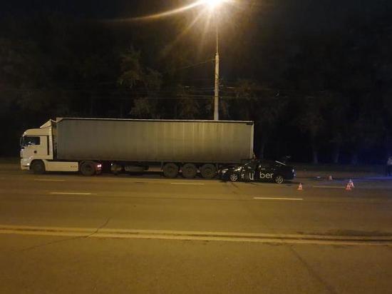 В ночном ДТП с такси в Новосибирске пострадали два человека