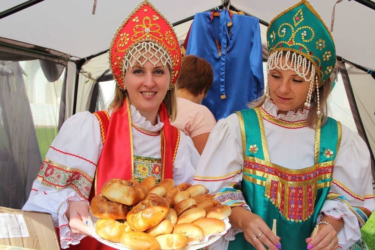 Праздник лета ярославль. Ярмарка Ростов Кремль. Фестиваль в Ростове Великом в Кремле. Праздники ярмарки в августе в Ростовской области. Ярмарки в Ростове в августе.