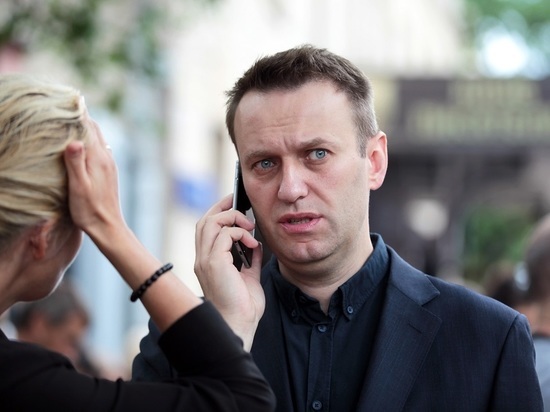 Врач сообщил, что медики борются за жизнь Навального
