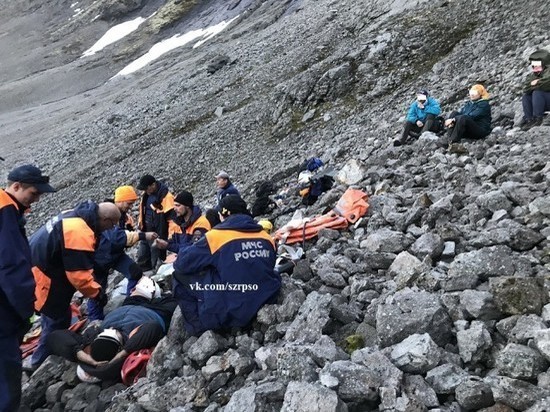 Более 10 спасателей помогали сорвавшемуся с Хибин туристу