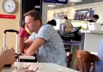 Кроме аэропорта Томска, где мог быть отравлен Алексей Навальный, надзорные ведомства проверят гостиницу, где он останавливался до вылета