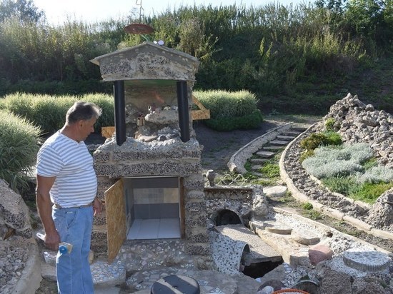 Рязанец в селе обустроил родник в виде Крымского полуострова
