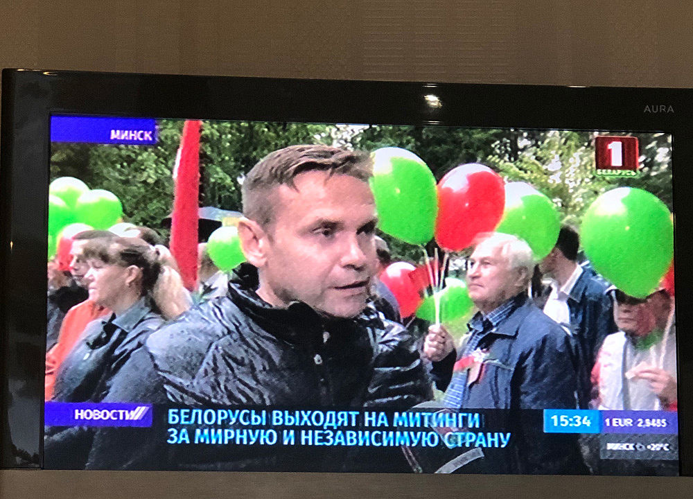 Кадры расколотой Белоруссии: за Лукашенко, против Лукашенко