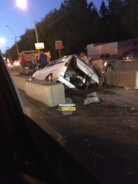 Сквозь землю провалился: в Новосибирске автомобиль упал в дорожную яму