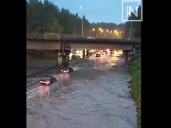 В Екатеринбурге снова перекрыли движение по затопленной улице Шефская