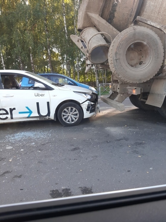 В чужом пиру похмелье: в Костроме бетономешалка пострадала из-за столкновения двух легковушек