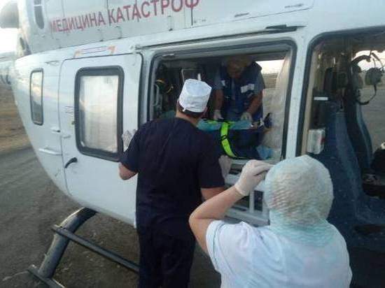 Выпавшего из окна ребенка и мотоциклиста в тяжелом состоянии санитарным вертолетом доставили из Астрахани в Волгоград