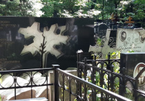 Семейная могила усопших родственников бизнесмена в области геологоразведки разгромлена на Ваганьковском кладбище Неизвестные вандалы похитили бронзовые элементы надгробия на миллионы рублей