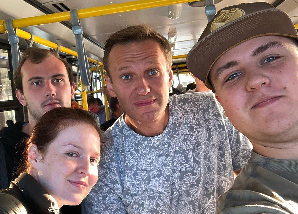 Загадку отравления Навального ищут в фотографиях