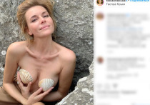 Актриса театра и кино Любовь Толкалина опубликовала на своей странице в Instagram полуобнаженное фото