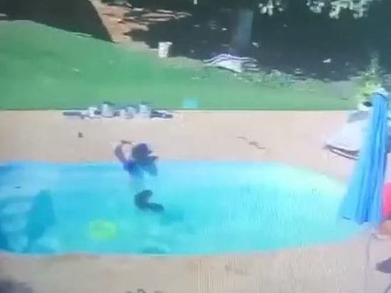 Трехлетний мальчик спас тонущего в бассейне ровесника