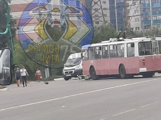 Мотоциклист попал под колеса троллейбуса в Чите
