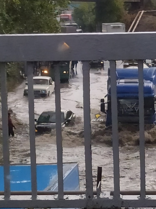 Город на воде: ливень затопил улицы в Новосибирске