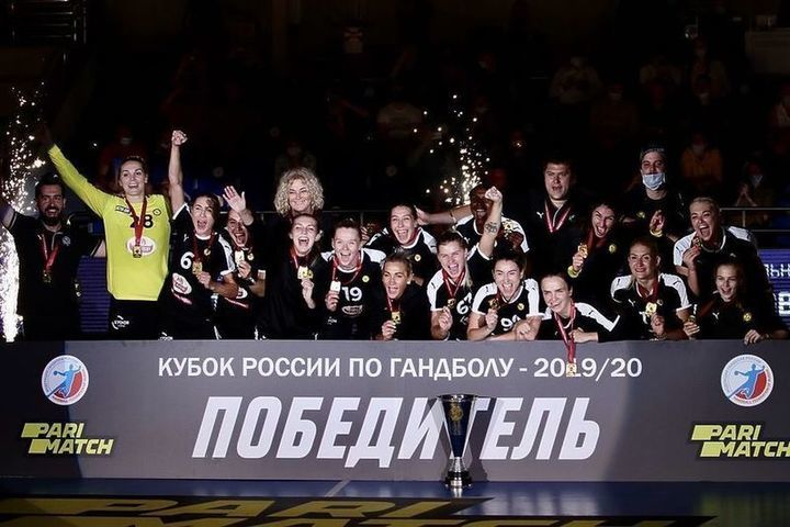 Финал четырех Кубка России по гандболу среди женских команд завершился победой действующих чемпионок